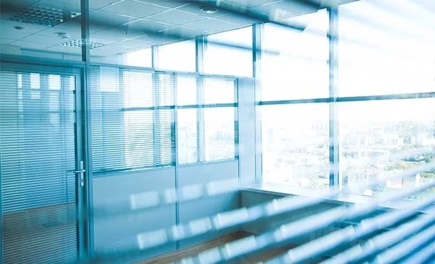 Jak szkło wpływa na samopoczucie – psychologia światła i przestrzeni