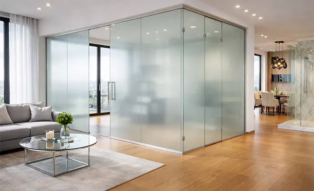 Przezroczyste materiały w aranżacji wnętrz - jak je wykorzystać?